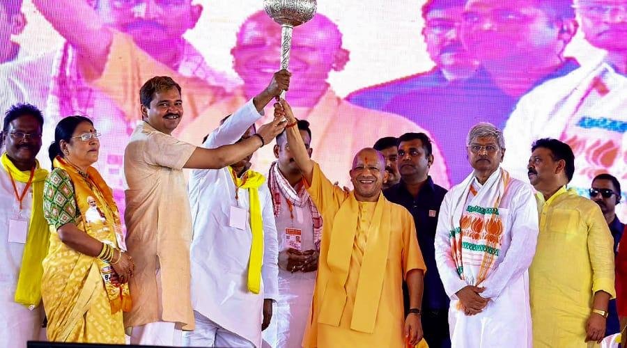 योगी ने कहा, रामलीला में असलहा लहराना पड़ेगा भारी