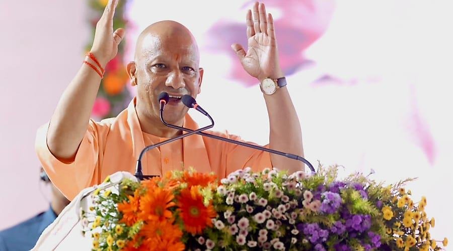 यूपी में माफिया की जगह मिट्टी में, कब्जाई जमीनों पर गरीबों के लिए बनेंगी हवेलियां: योगी